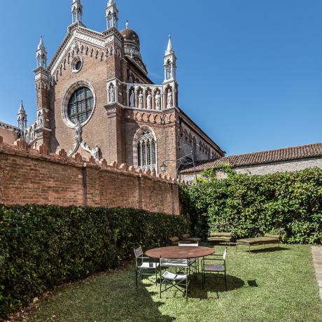 The beautiful garden at Cannaregio Garden apartment