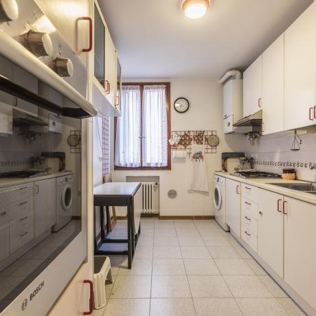 The fully equipped kitchen at Santa Maria Formosa apartment