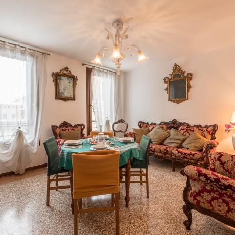 The colourful living room with view over the Grand Canal at Rialto Mercato apartment