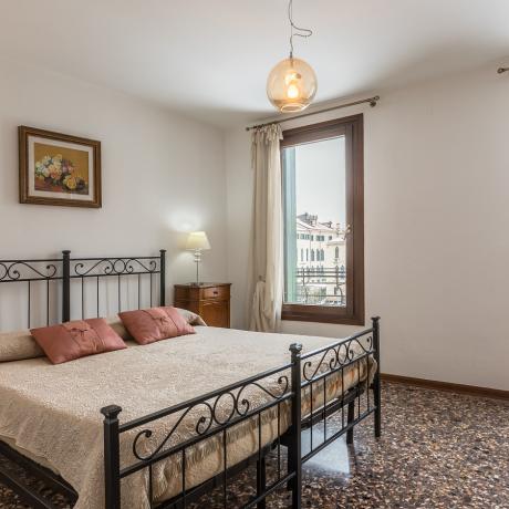 The sunny bedroom overlooking the Grand Canal at Rialto Mercato apartment