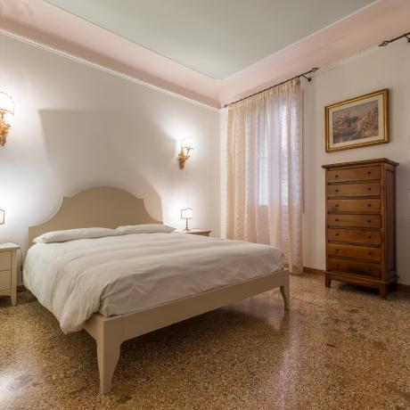 Spacious master bedroom at Ca' dell'Affresco apartment