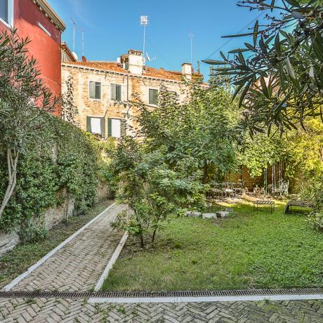 Your private garden at Alice Giardino apartment