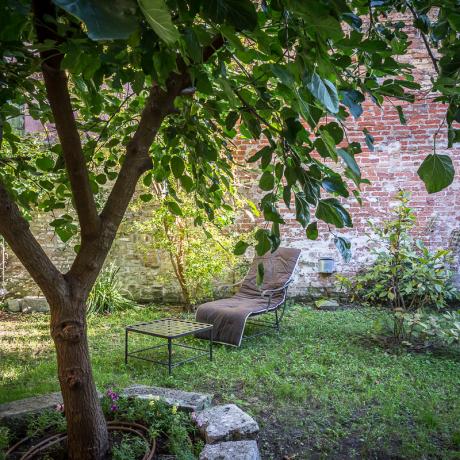 The cosy garden at Alice Giardino apartment