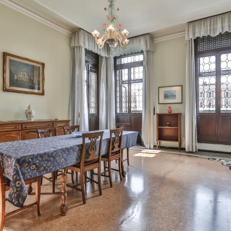 Dining room with view over the Grand Canal at Canal Grande apartment