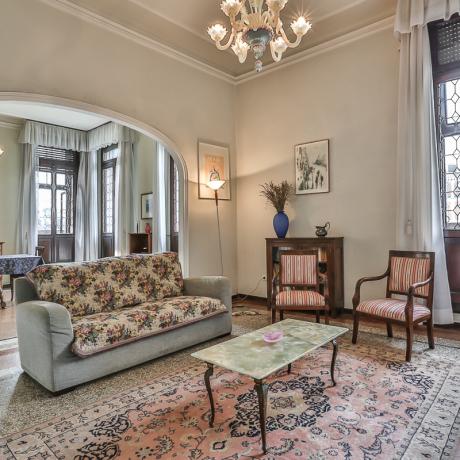 Living room with view over the Grand Canal at Canal Grande apartment