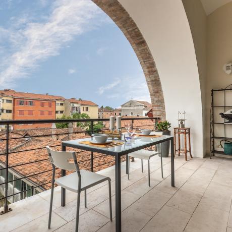 The comfortable terrace at Giudecca Gallery apartment