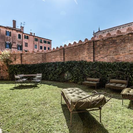 Sunny garden at Cannaregio Garden apartment