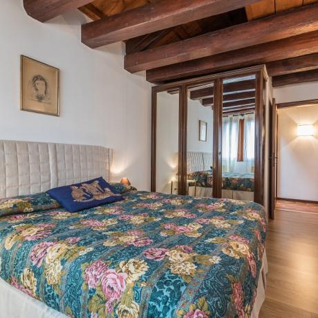 A master bedroom can be comfortable even in a small flat at Rezzonico piccolo apartment!