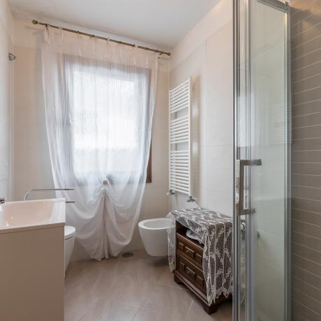 The bright bathroom at Rialto Mercato apartment