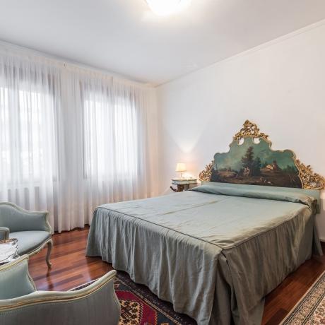 Classic bedroom at San Trovaso 2 apartment