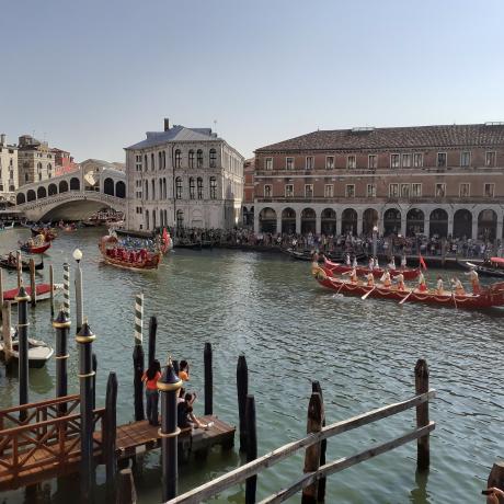 Admirez la vue de la Regata Storica, du Grand Canal et du Pont de Rialto depuis l'appartement Canal Grande