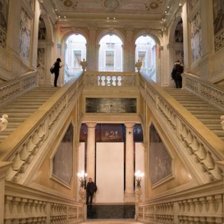 Die wunderschöne Innenarchitektur des Palazzo Grassi in Venedig