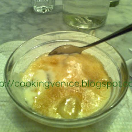 Una bella porzione di crema pasticcera alla pera e vaniglia