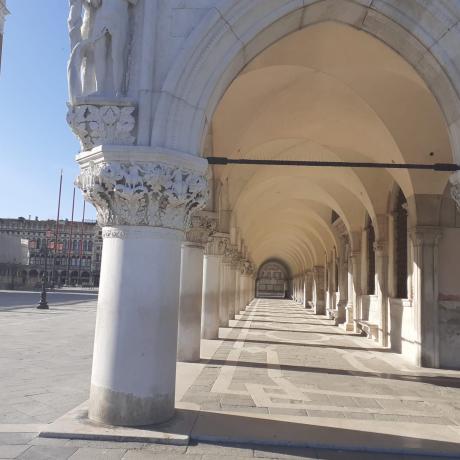  Die Bögen im Dogenpalast in Venedig, Italien