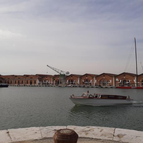 Un taxi d'eau à l'Arsenale de Venise