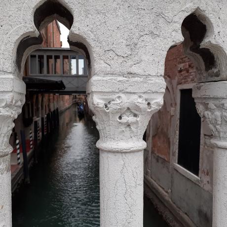 Ein Anblick von einer venezianischen Brücke
