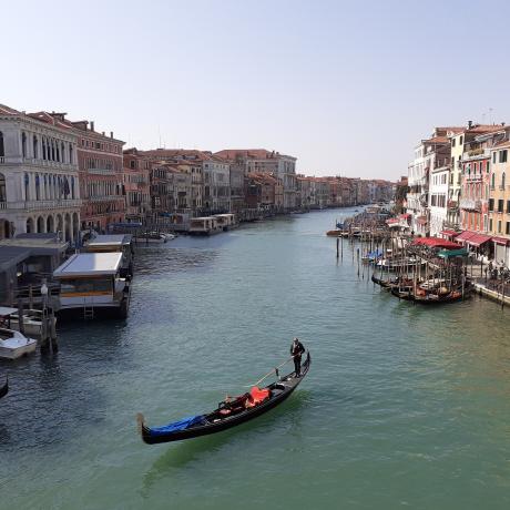 Il Canal Grande e una gondola a Venezia, Italia