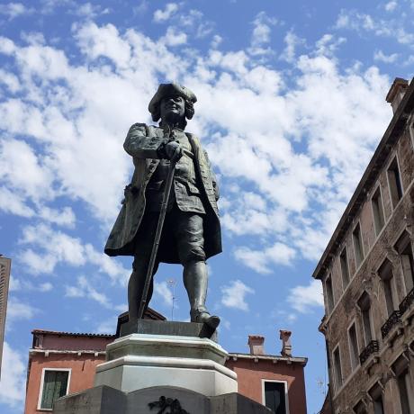 Die Statue des venezianischen Dramatikers Carlo Goldoni auf dem Campo San Bartolomio in Venedig