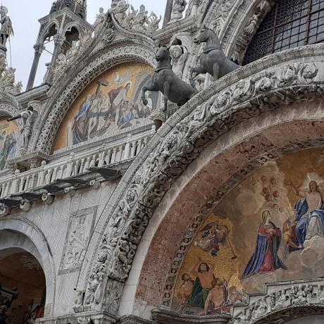 I magnifici archi dell'ingresso della Basilica di San Marco