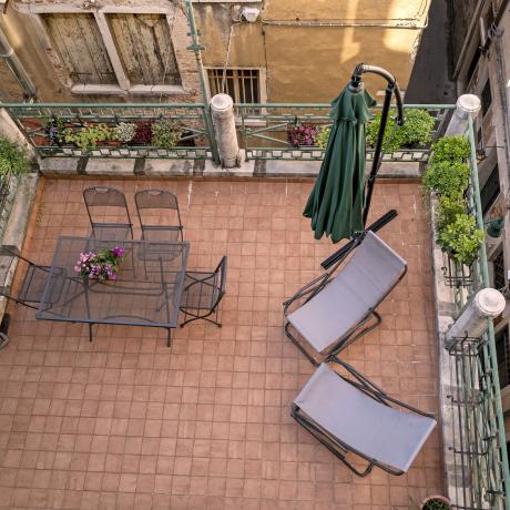 The spacious terrace at Frezzeria Terrace apartment in Venice by Luxrest Venice