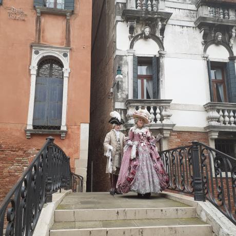 Le maschere veneziane sono ovunque durante il Carnevale di Venezia