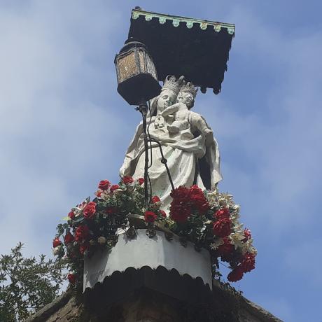 You can meet statues like this all around in Venice