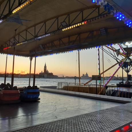 Il luna park invernale di Venezia in riva degli Schiavoni
