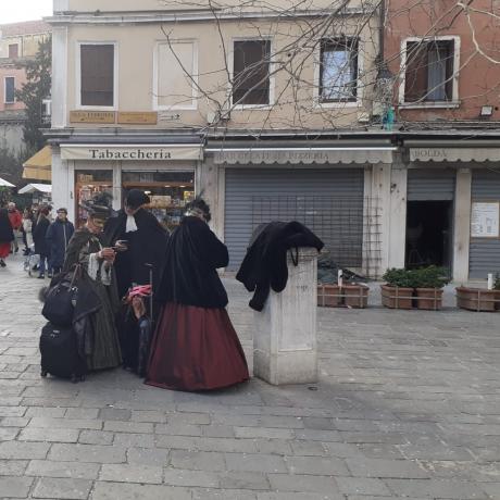 Maschere veneziane in giro per Venezia