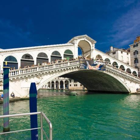 Die wunderschöne Rialto Brücke in Venedig bei Abend