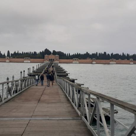die Votivbrücke, die die Fondamente Nuove mit der Insel San Michele in Venedig verbindet