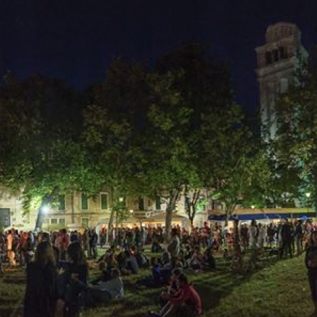 Versammlung der Menschen vor der Basilika von San Pietro di Castello