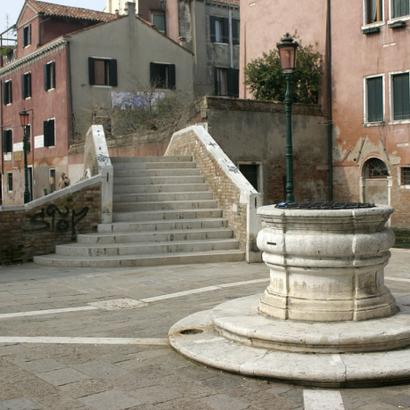 Eine Wasserstelle auf campo San Boldo, Santa Croce, Venedig