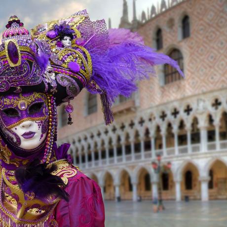 Wunderschöne Kostüme des Karnevals von Venedig