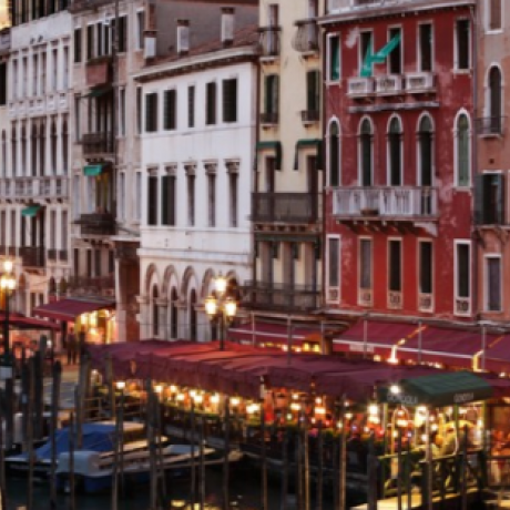 Rues de Venise remplies de restaurants 