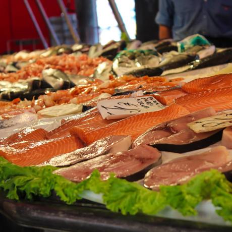 Magnifique étalage d'une grande variété de poissons au Marché de Rialto à Venise