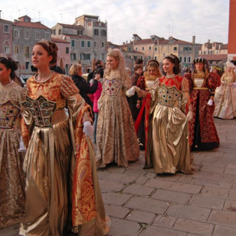 Le beau défilé des Marie pendant le Carnavale de Venise